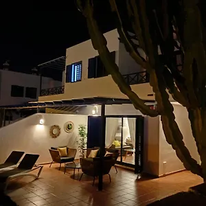 https://villa-optimist-rubicon-piscina-climatizada-vistas-al-mar.in-canary-islands.com